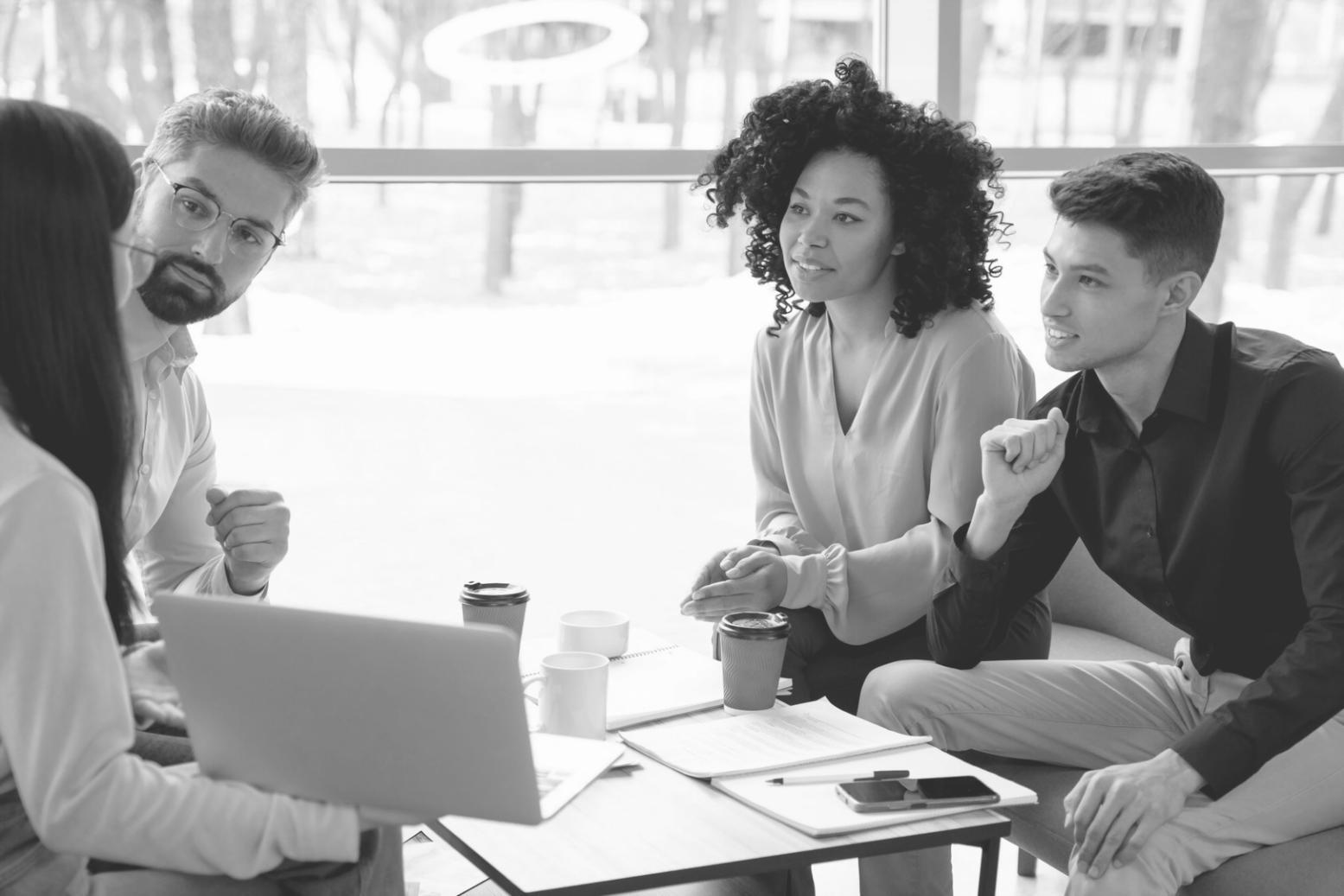 Mitarbeiterschulung in moderner Seminarumgebung
